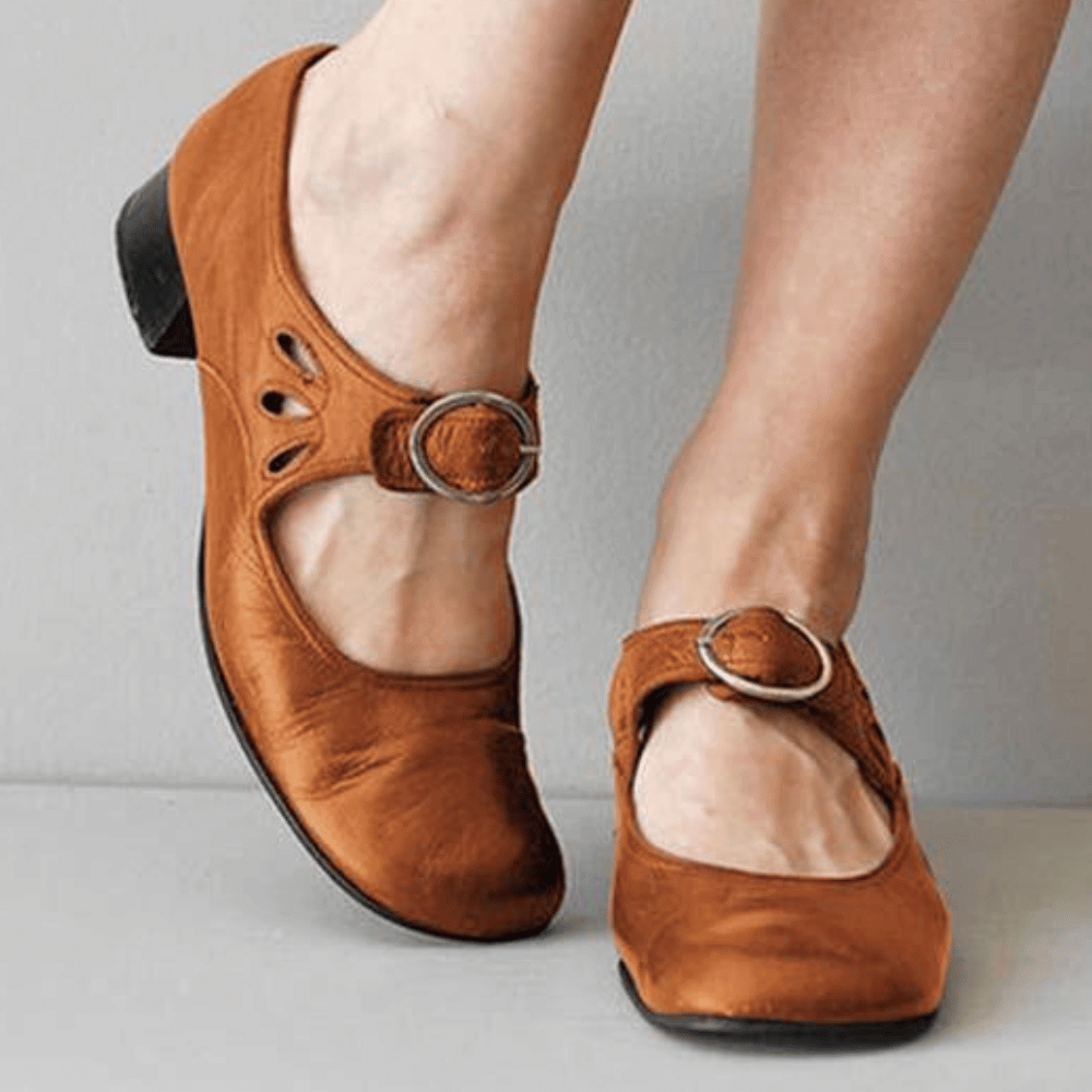 Women's Mary Jane Shoes - Leather - Round Toe - Low Block Heel - Buckle Strap
