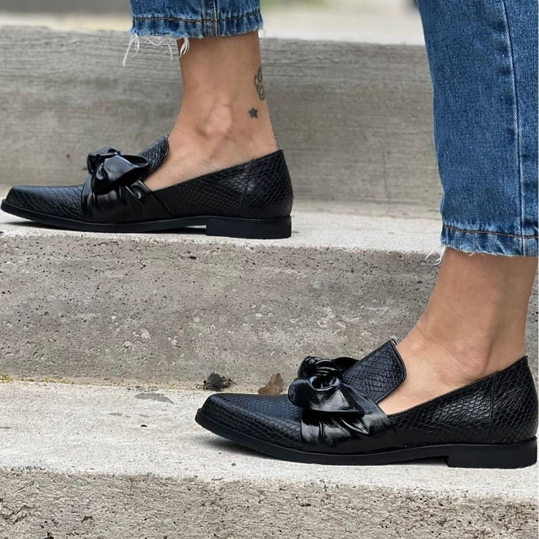 Women’s Loafers – Pointed Toe – Faux Reptile Texture – Bow Detail – Low Heel Elegance
