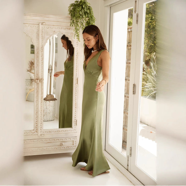 Women’s Evening Gown - Floor Length - V-Neck Lace Trim - Sleeveless Slim Fit Formal Wear